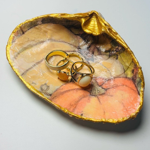 Handcrafted Clam Shell Ring Dish W/ Pumpkin Autumnal Decoupage Design - Picture 1 of 5